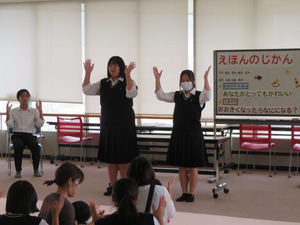 教室で演技をする二人の生徒とそれを見守る他の生徒たちが写っている画像