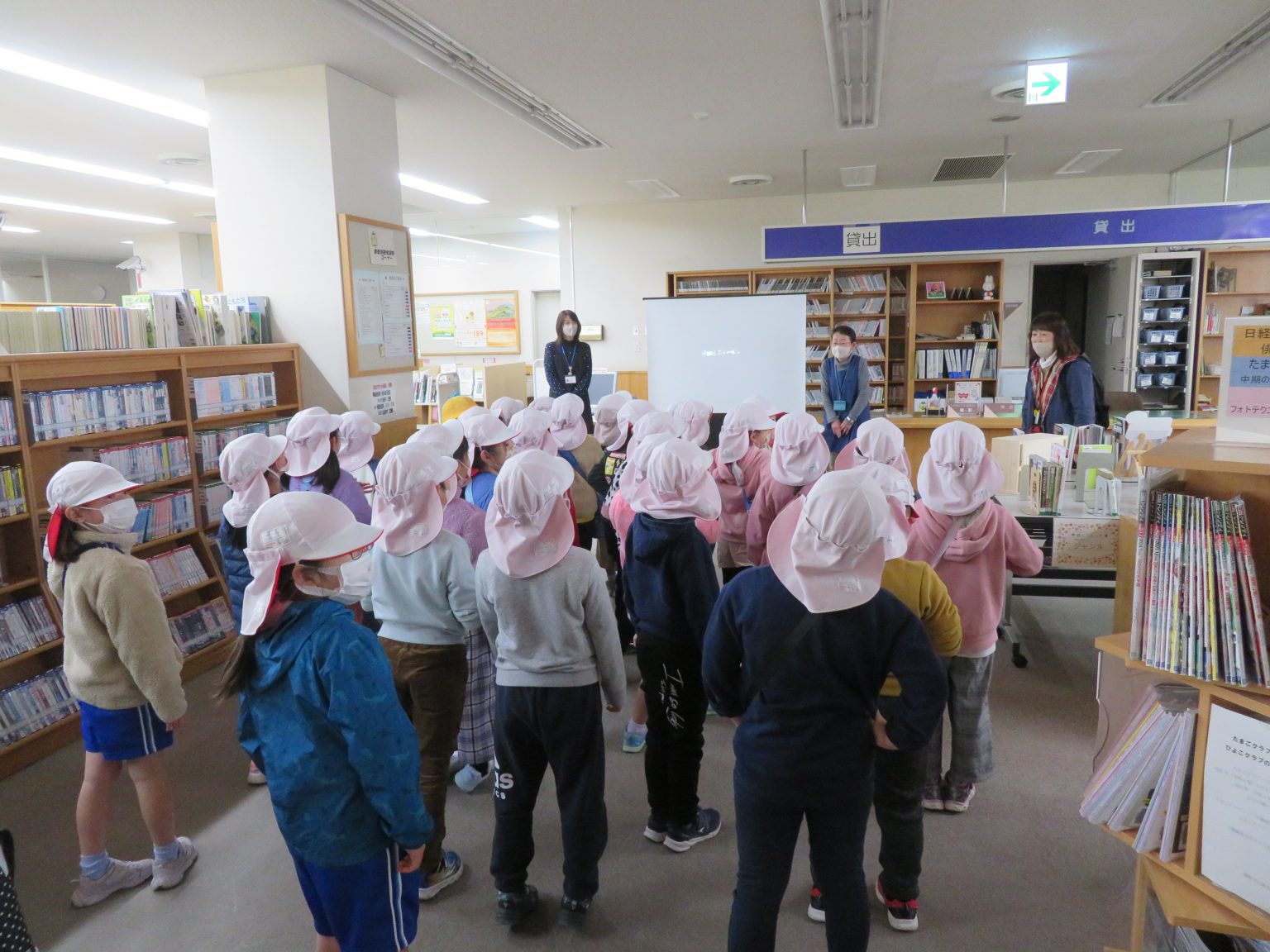 裾野市立東小学校1年生が来館してくれました 裾野市立鈴木図書館